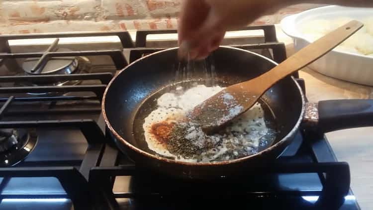 Pour faire des boulettes de viande, ajoutez des épices à la sauce