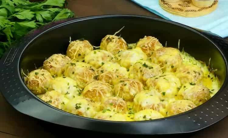 Chicken meatballs in sour cream sauce: a step by step recipe with photos