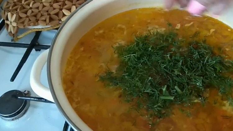 Cortar verduras para hacer sopa de fideos