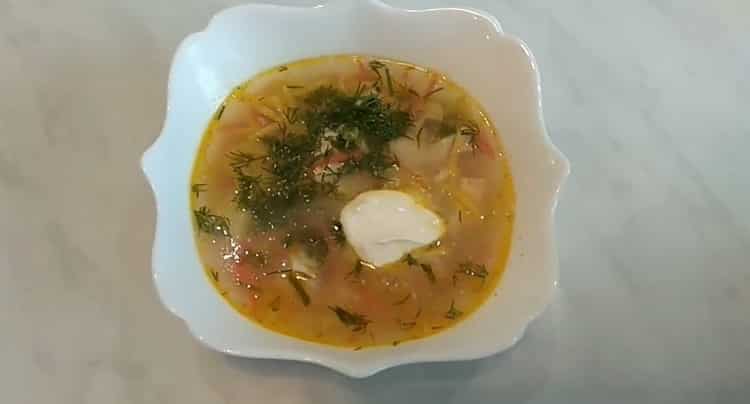 soupe de nouilles au poulet avec pommes de terre prêtes