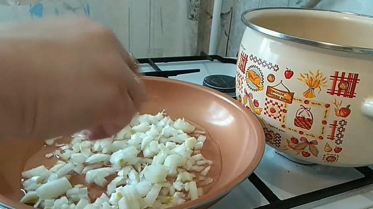 Fry the onion to make noodle soup