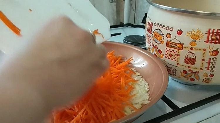 Freír verduras para hacer sopa de fideos