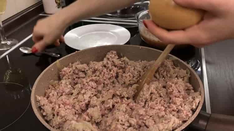 Faire des lasagnes, faire sauter la viande hachée