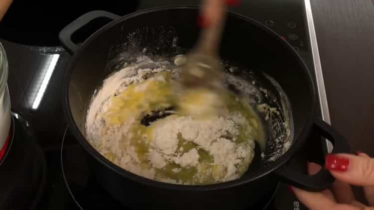 Para hacer lasaña, prepara la salsa
