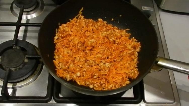 Upang makagawa ng lasagna, idagdag ang tomato paste