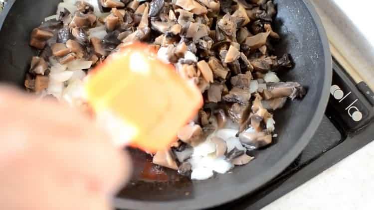 Fry the mushrooms to make lasagna