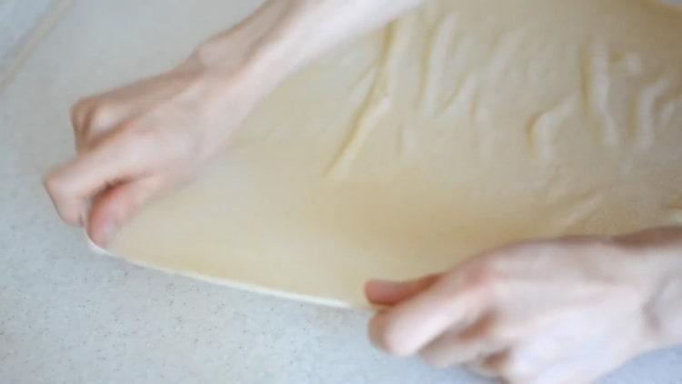 Roll the dough to make lasagna