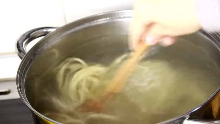 Para hacer fideos lagman, ponga la masa en agua.