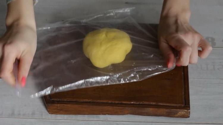 Para hacer fideos udon, pon la masa en una bolsa