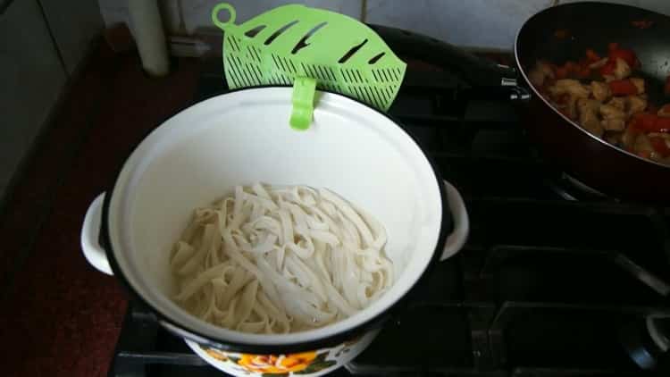 Para hacer fideos udon, prepare los ingredientes.