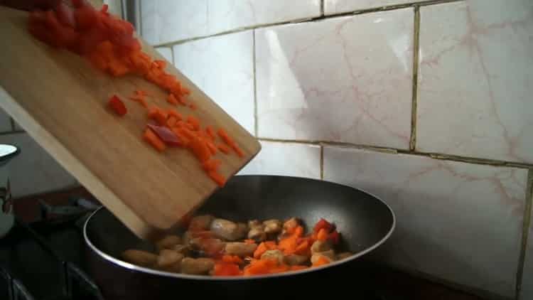 Da biste napravili udon rezance, pržite povrće