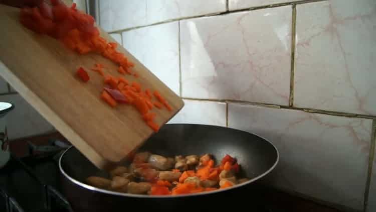 To make udon noodles, fry vegetables