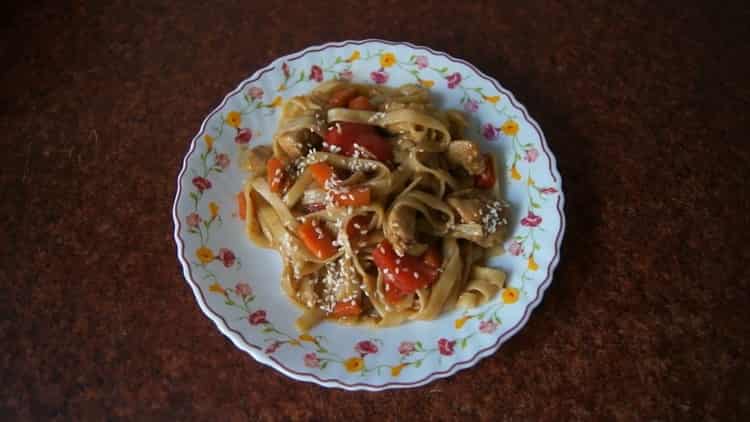 fideos udon con pollo listo