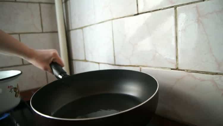 Pour faire des nouilles udon, préparez une poêle à frire