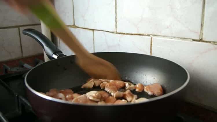 להכנת אטריות אודון, מטגנים את הבשר