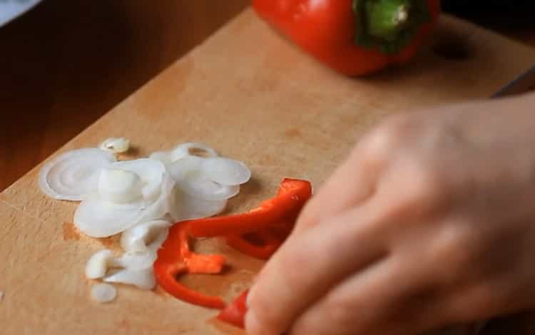 Picar las verduras para hacer fideos fruncheza