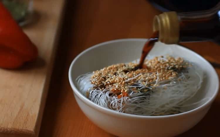 Add soy sauce to make fruncheza noodles