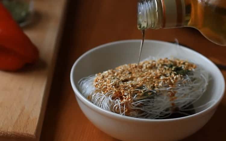 Add sesame oil to make fruncheza noodles