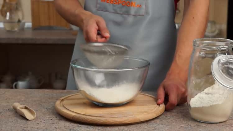 Tamiser la farine pour faire de la pâte