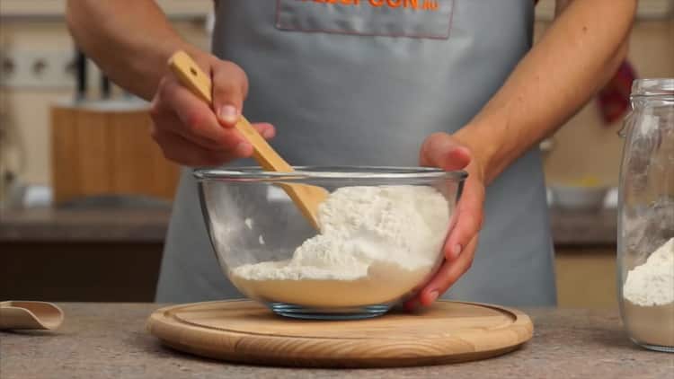 Combine flour and yeast to make the dough.