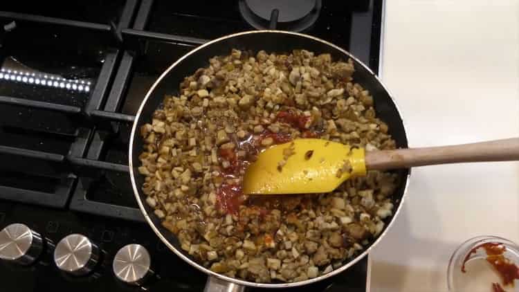 Para hacer lasaña, agregue pasta de tomate