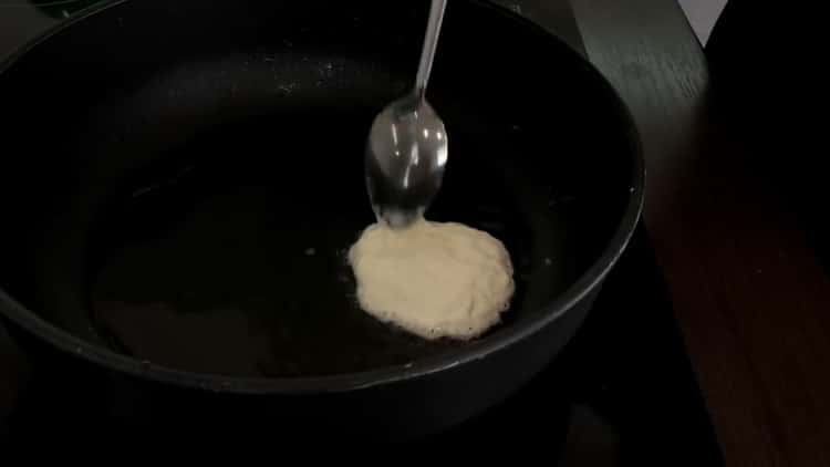 Pour préparer des blancs paresseux, mettez la pâte dans une poêle
