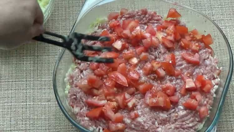 Pour préparer des rouleaux de chou paresseux, déposez une couche de tomate