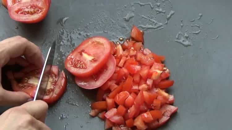 Da biste napravili lijeno pecivo od kupusa, narežite rajčicu