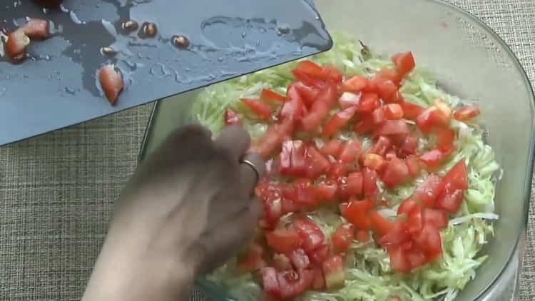 Para preparar rollos de repollo perezosos, coloque una capa de tomates