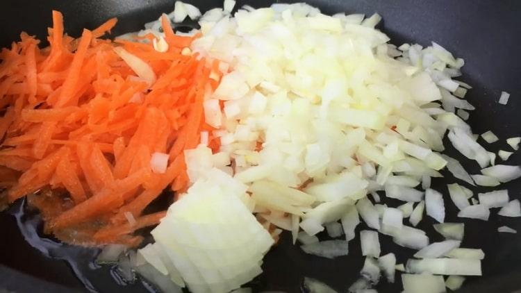 Freír verduras para hacer rollos de repollo