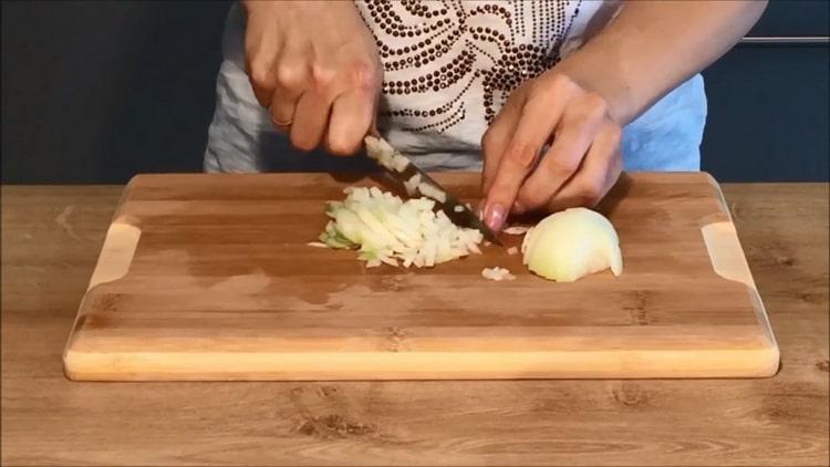 Pour préparer des rouleaux de chou paresseux selon une recette simple, préparez les ingrédients