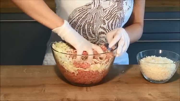 Pomiješajte sastojke za lagano pecivo od kupusa