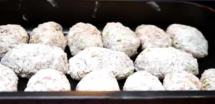 For the preparation of cabbage rolls, put the patties in the mold