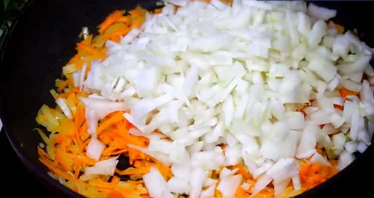 Freír verduras para hacer rollos de repollo