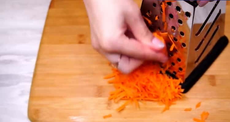Para preparar rollos de repollo, rallar las zanahorias