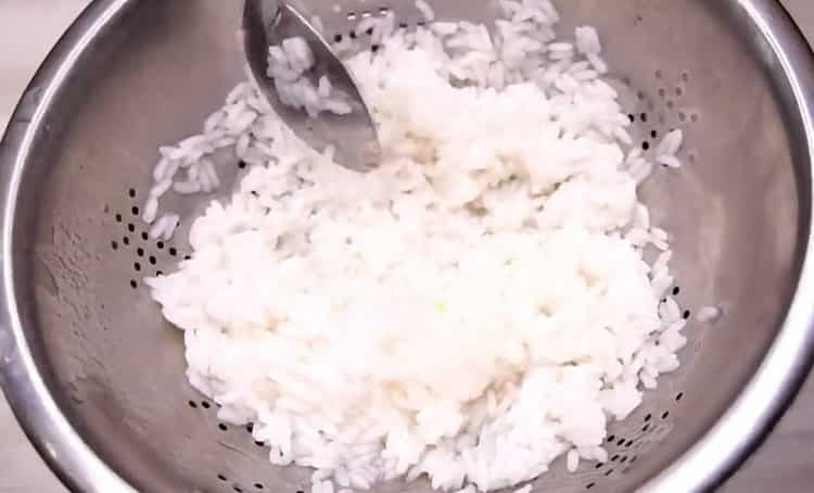 Pour faire cuire le chou farci, faire bouillir le riz