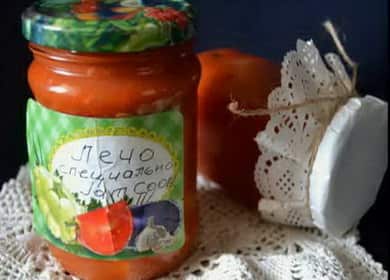 Delicioso pimiento lecho con pasta de tomate