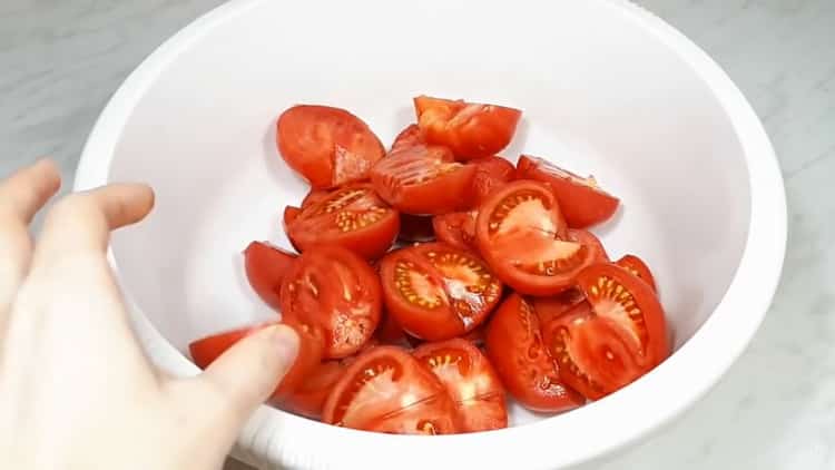 Para cocinar lecho, picar los tomates.