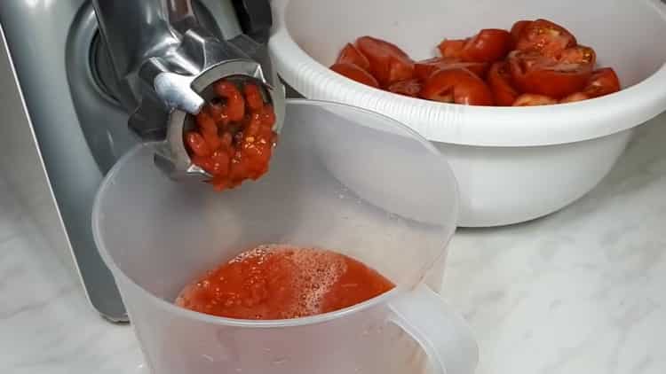 Twist the tomatoes to make lecho