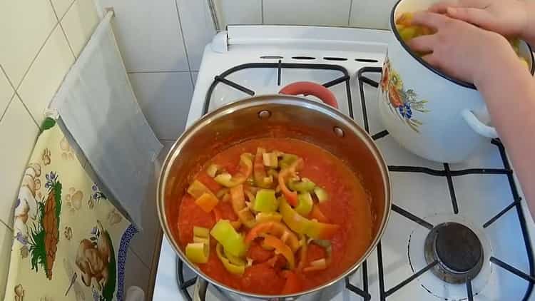 To prepare lecho, add pepper to the sauce