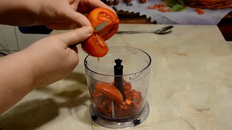 Para cocinar lecho, picar el tomate