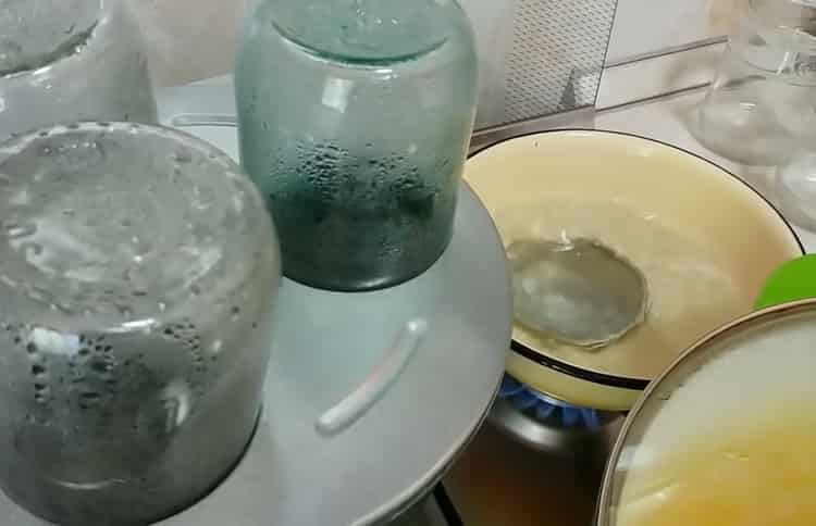 Sterilize jars for cooking.