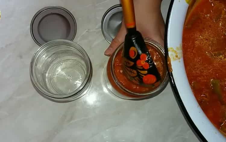 For cooking lecho, put lecho in jars