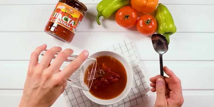 Cooking lecho with tomato paste
