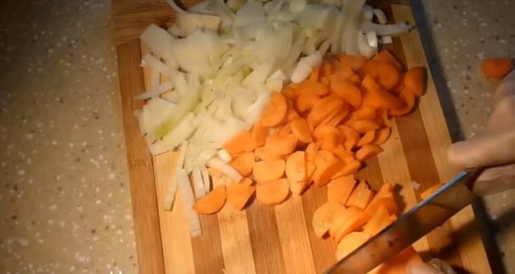 Chop vegetables to make lobio