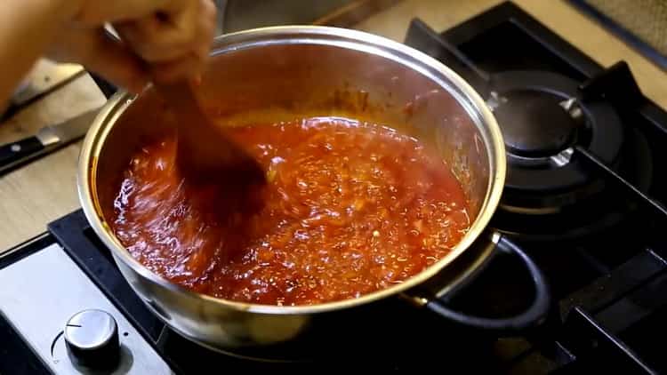 Agregue pasta de tomate para cocinar