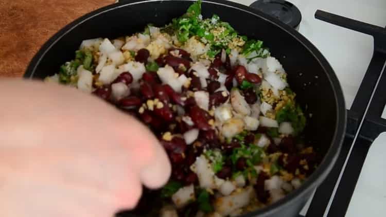 Pour faire un lobio de haricots rouges en géorgien, mélanger les ingrédients