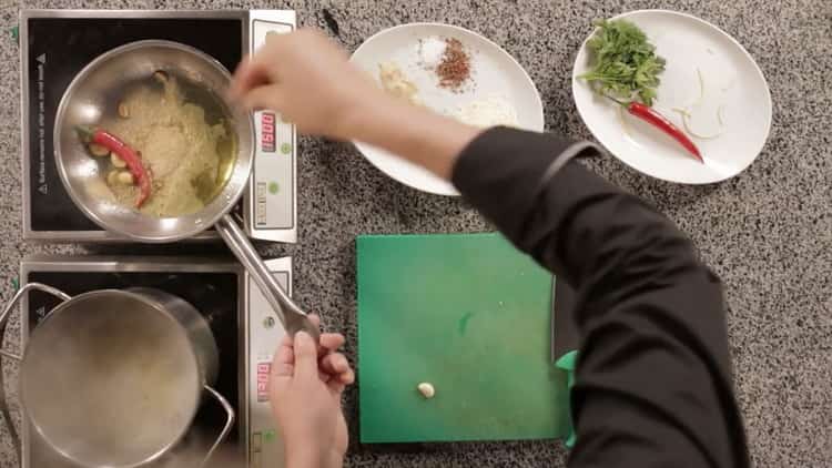 Mezcla los ingredientes para hacer la pasta.