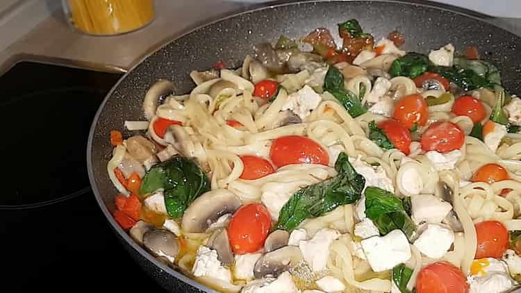 pasta con pollo en una sartén lista