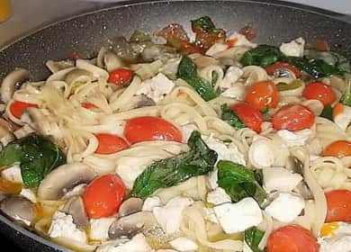 Pâtes à l'italienne avec du poulet - cuire dans une casserole